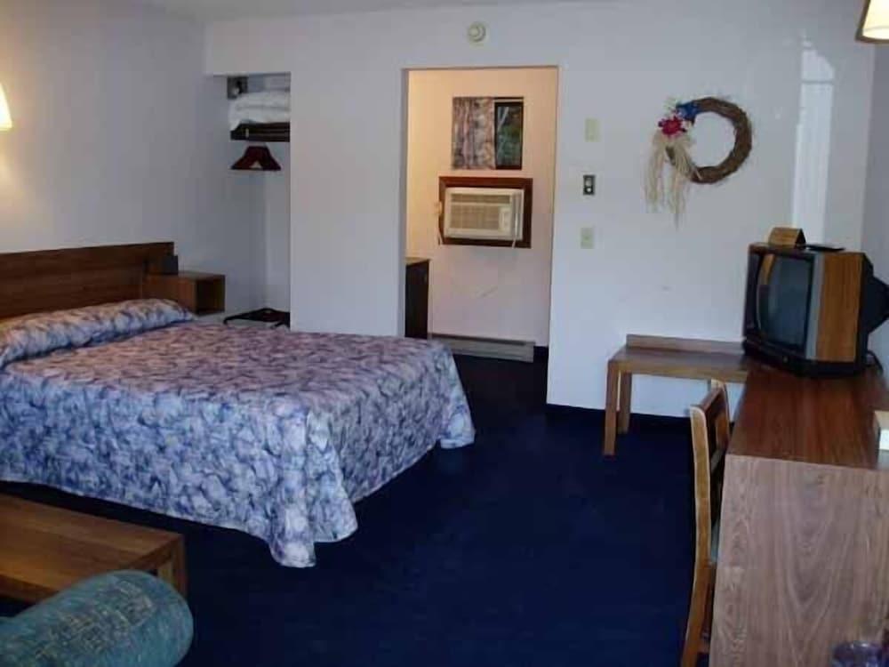 Tall Pines Motel photo 9