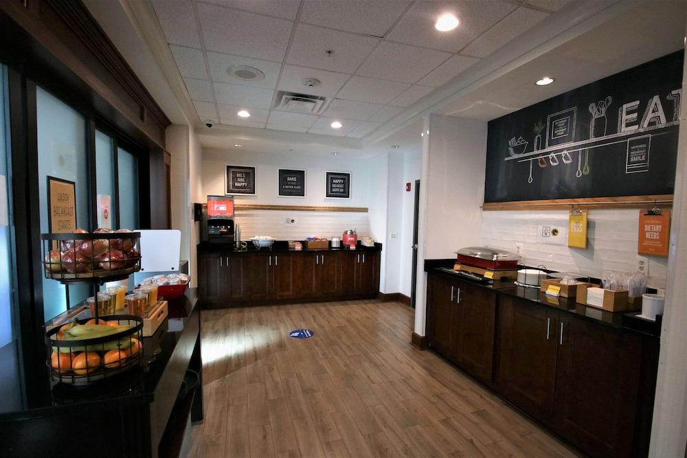 Hampton Inn & Suites Jacksonville - Beach Blvd/Mayo Clinic photo 47