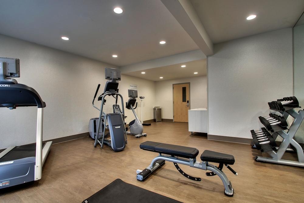 Holiday Inn Express & Suites - Interstate 380 at 33rd Avenue by IHG photo 11