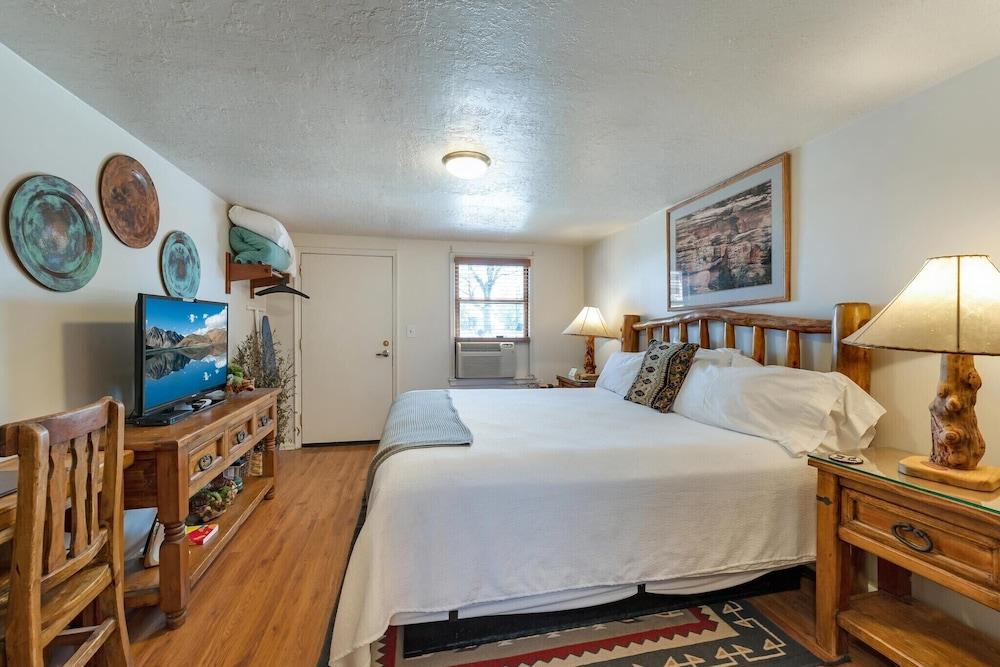 Stone Lizard Lodging photo 26