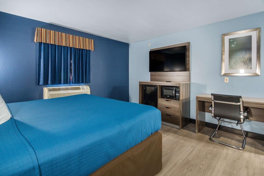 Rodeway Inn Carrollton I-35E photo 9