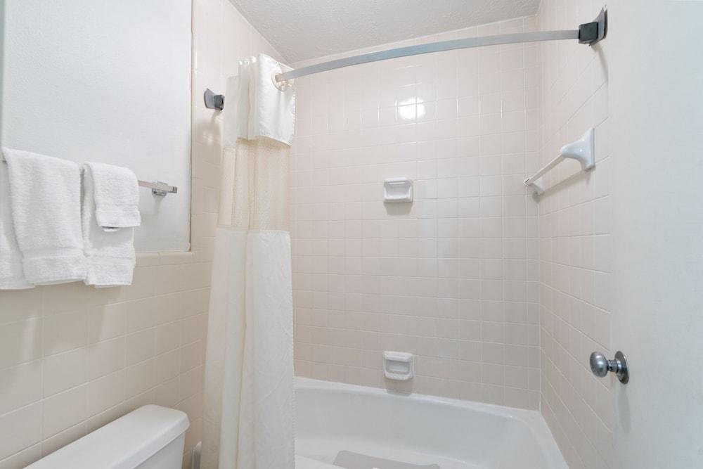 Williamsburg Suites photo 17