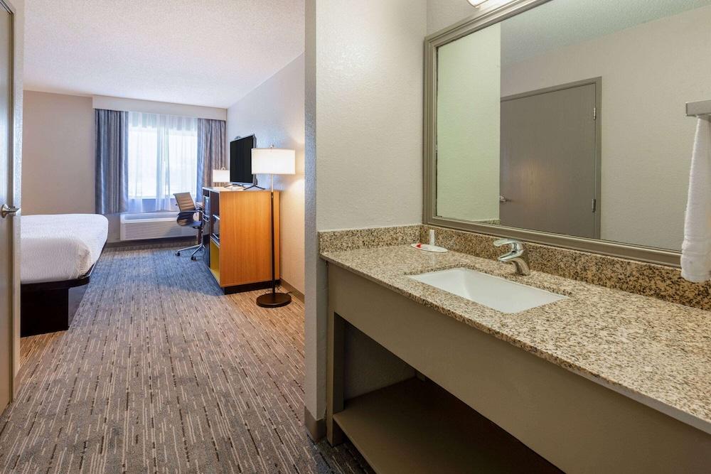 Days Inn by Wyndham Sturtevant / Racine / Mount Pleasant photo 7