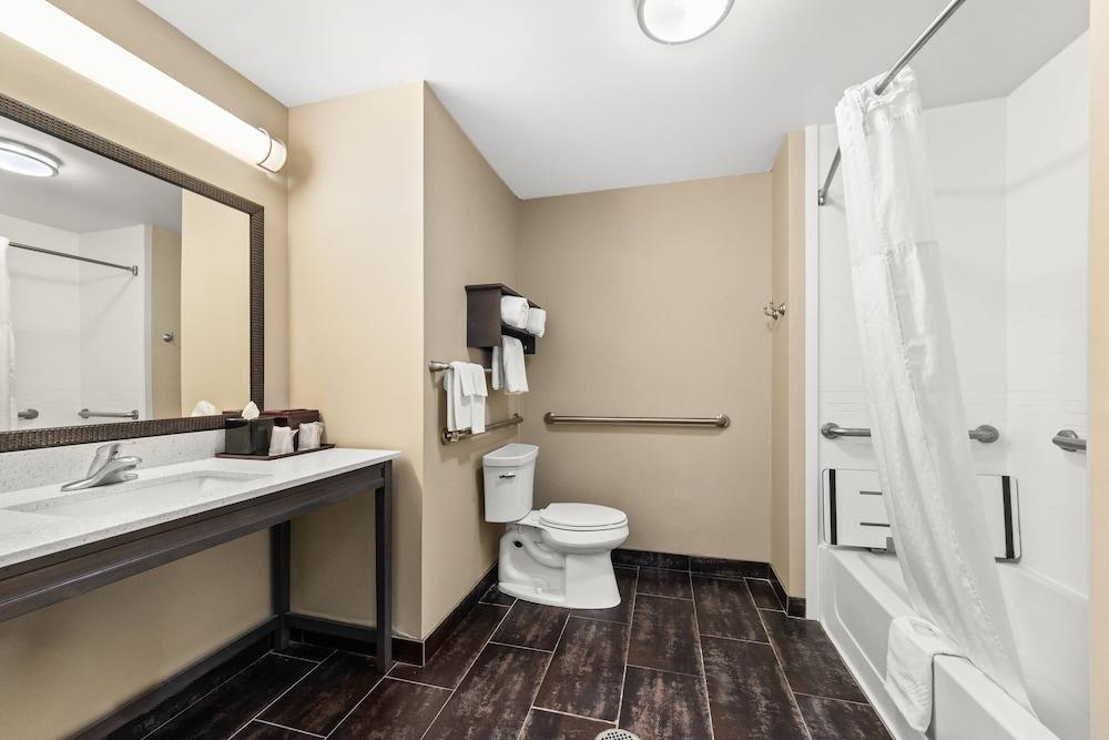 Quality Inn & Suites Pearsall photo 30