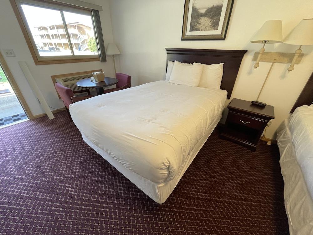 Lake Bluff Inn and Suites photo 68