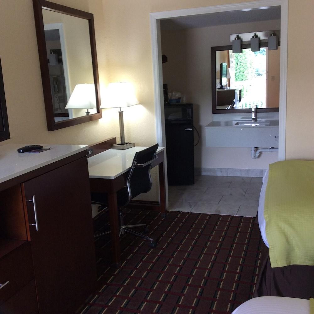 Days Inn by Wyndham Cornelia photo 9