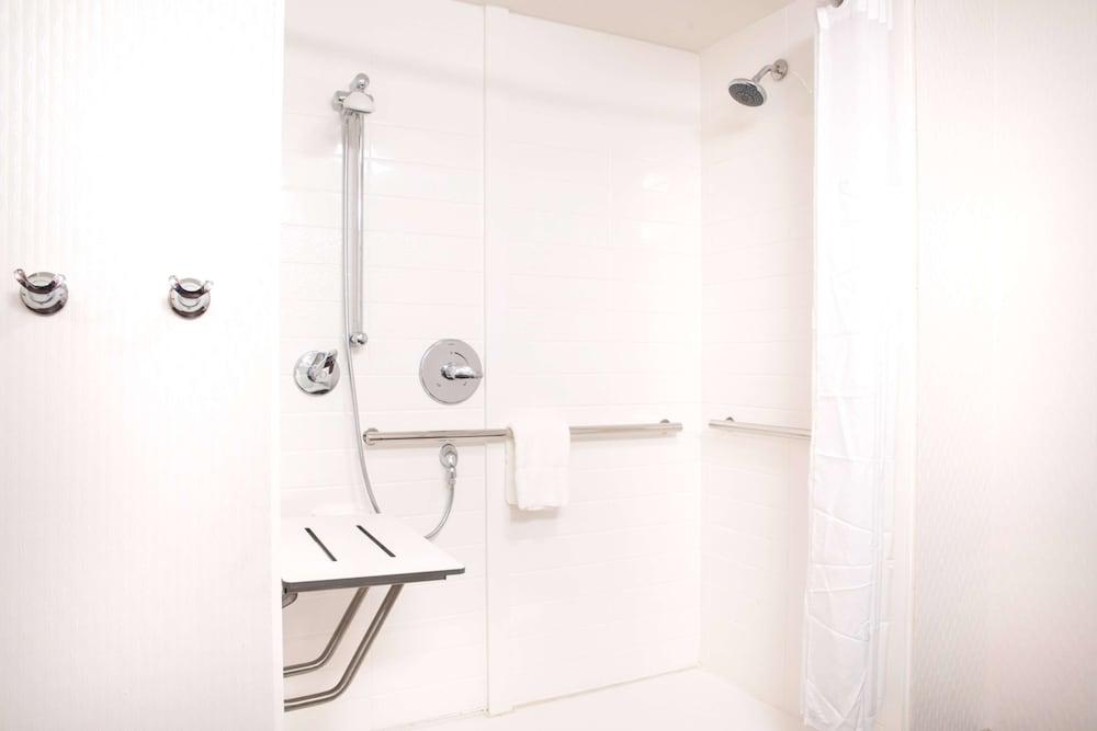 Hampton Inn Big Rapids photo 18