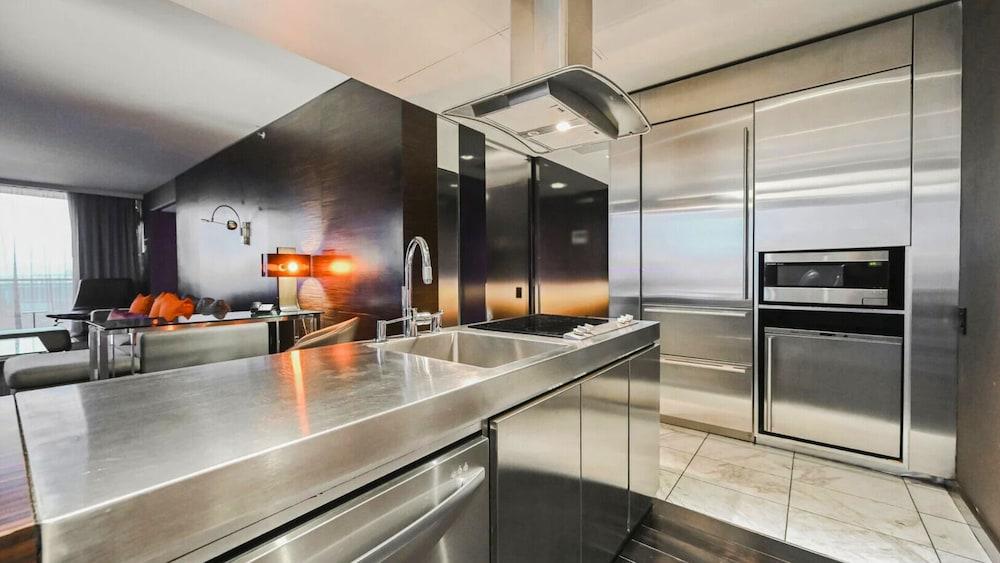 One Bedroom | 1.5 Baths & Living Room | Jet Tub – Palms Place StripSuite photo 5