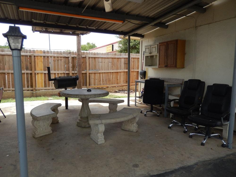 Pearsall Executive Inn photo 15