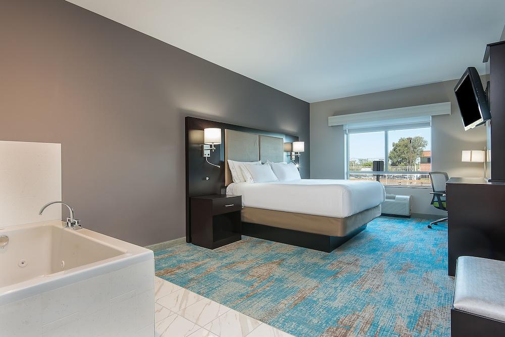 Holiday Inn Express & Suites Norwood-Boston Area by IHG photo 3