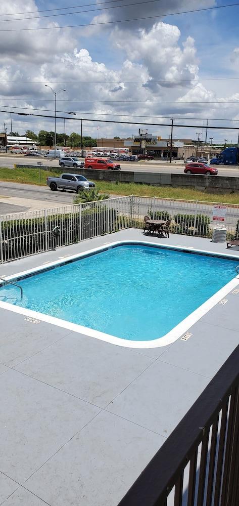 Econo Lodge San Antonio Northeast I-35 photo 17