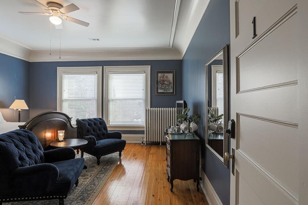 Offutt Manor photo 2