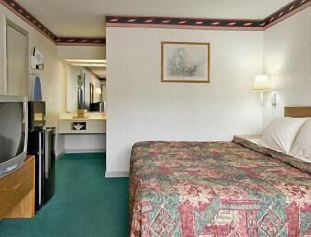 Days Inn by Wyndham Jacksonville photo 11