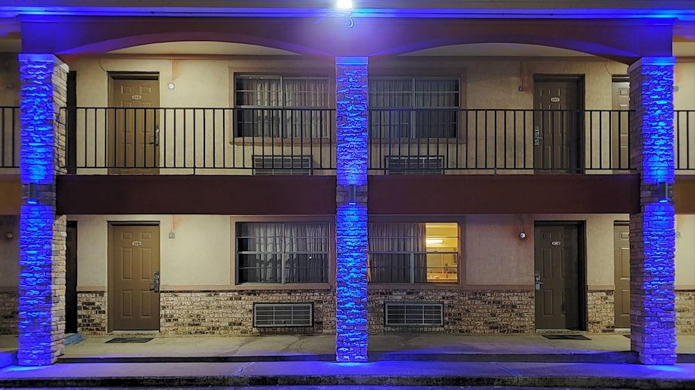 Econo Lodge Inn & Suites Sealy photo 8