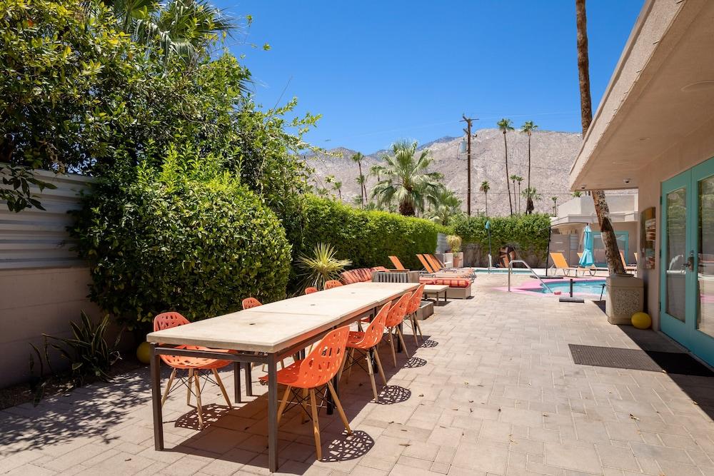 Poolside Fun King Suite photo 7