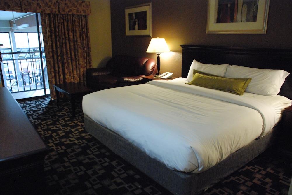 Express Suites Riverport Inn & Suites photo 38