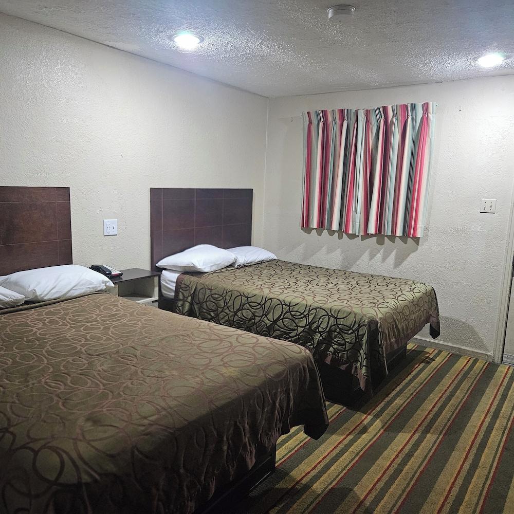 TRAVELER'S MOTEL photo 2