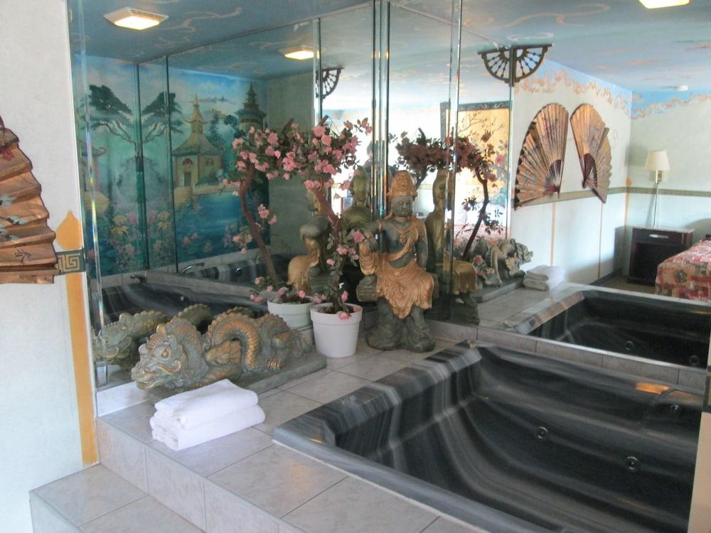 Delux Inn & Suites photo 13