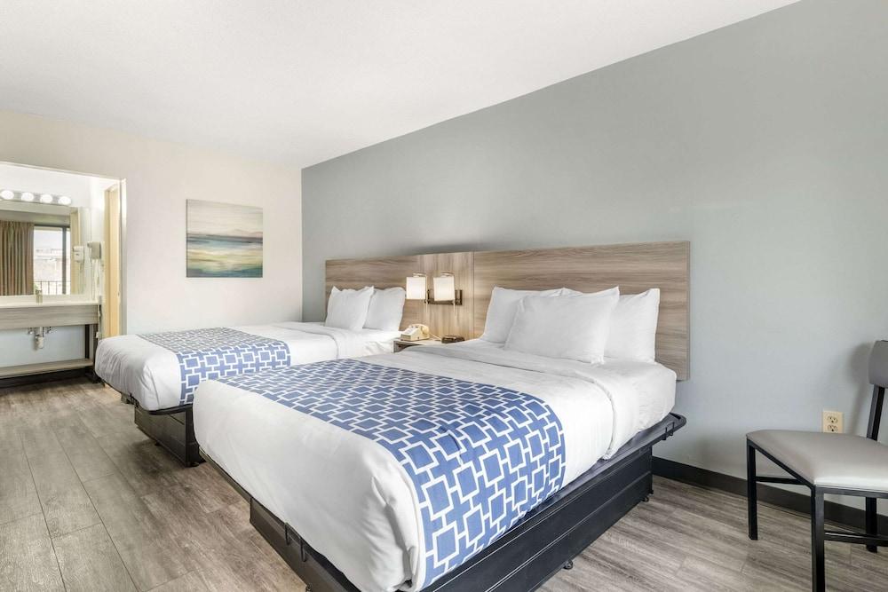 Suburban Studios Tysons Corner photo 12