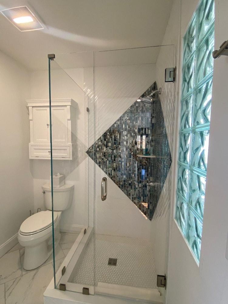 Beach Breeze Inn photo 46