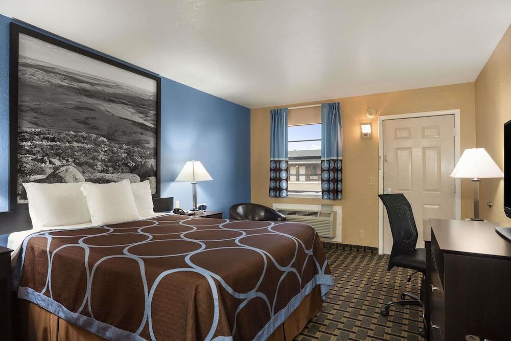 Super 8 by Wyndham Henryetta photo 3
