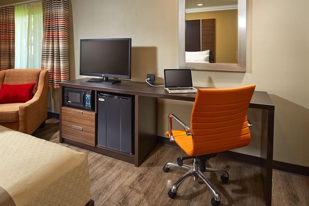 Eden Roc Inn & Suites photo 8
