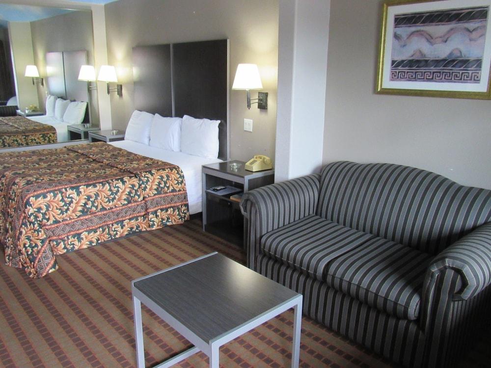 Camelot Inn & Suites Highway 290 NW Freeway photo 7