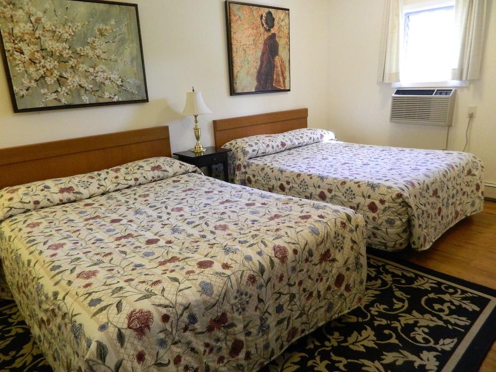 Twin Oaks Motel photo 11