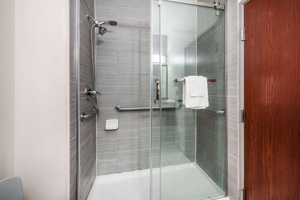 La Quinta Inn & Suites by Wyndham Fairborn Wright-Patterson photo 16