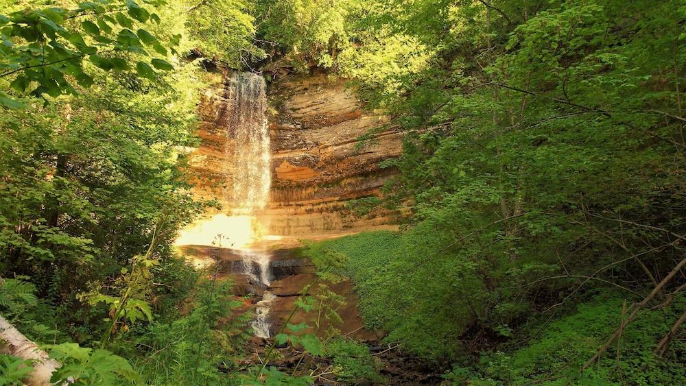 Pictured Rocks Inn & Suites photo 38