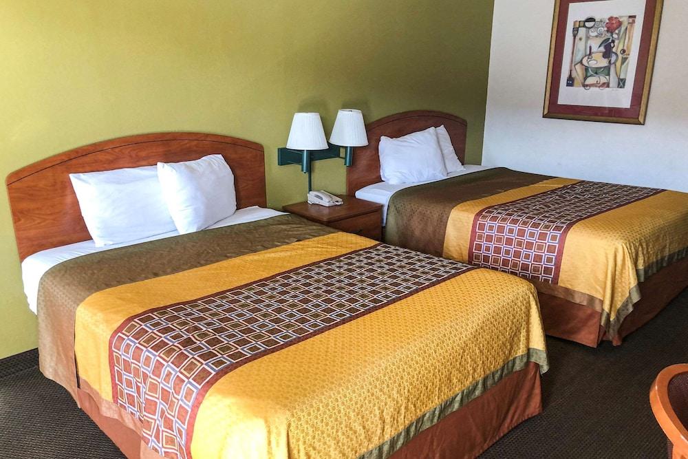 Econo Lodge Oklahoma City Northeast photo 4