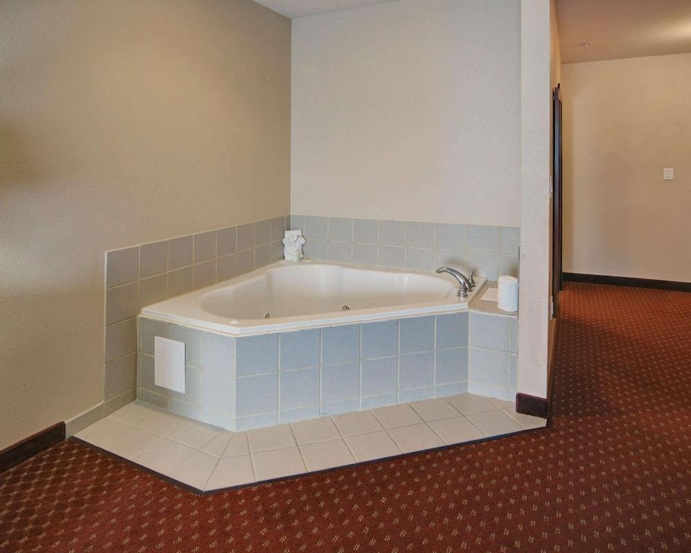 Quality Suites Near Cedar Creek Lake photo 7