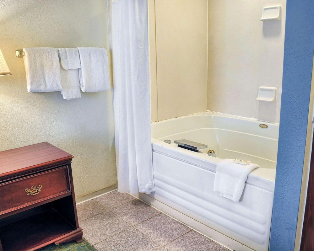 Quality Inn Thornburg photo 11