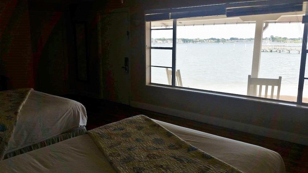 Edgewater Inn photo 12