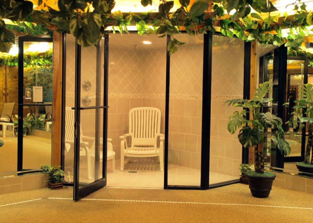 Sybaris Pool Suites Indianapolis photo 21