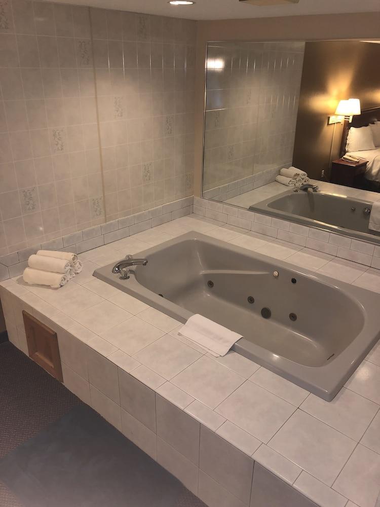 AmericInn by Wyndham Lake Mills photo 9
