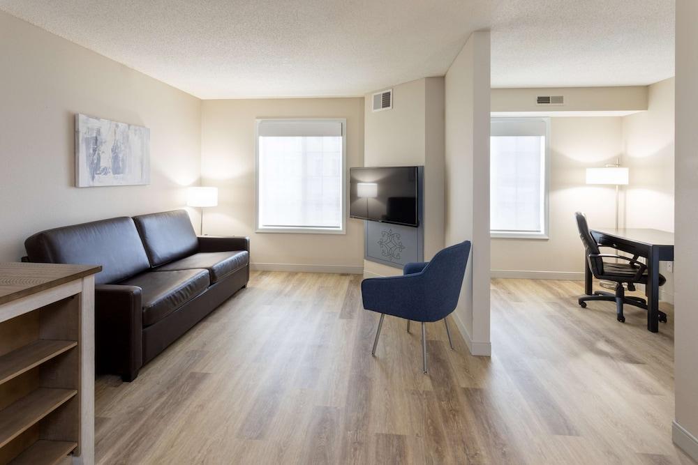 GrandStay Hotel and Conference photo 16
