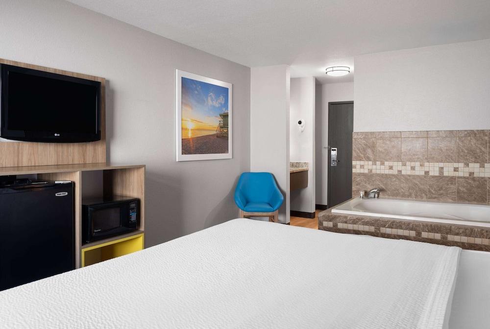 Days Inn by Wyndham Neenah photo 20