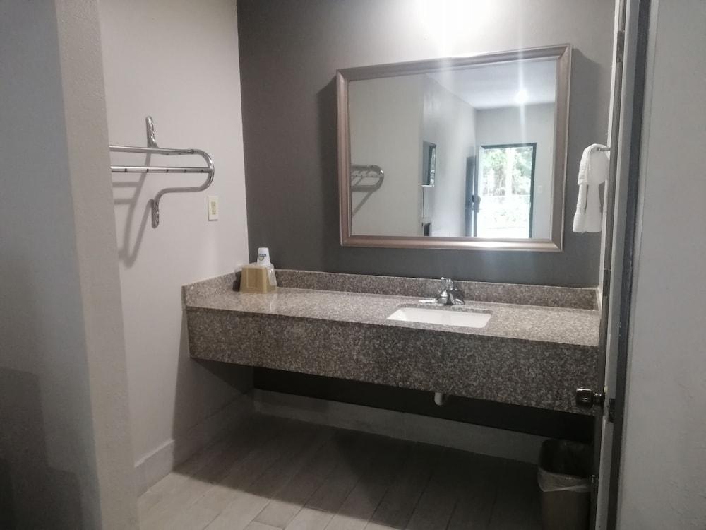 Royal Inn & Suite photo 18