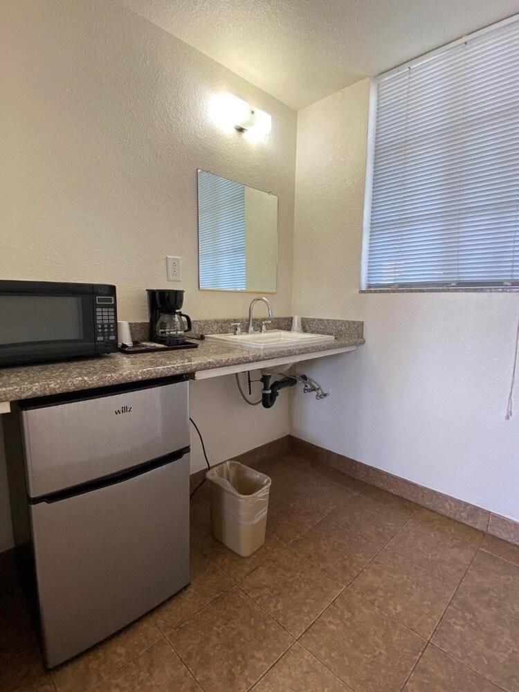 Economy Inn photo 23