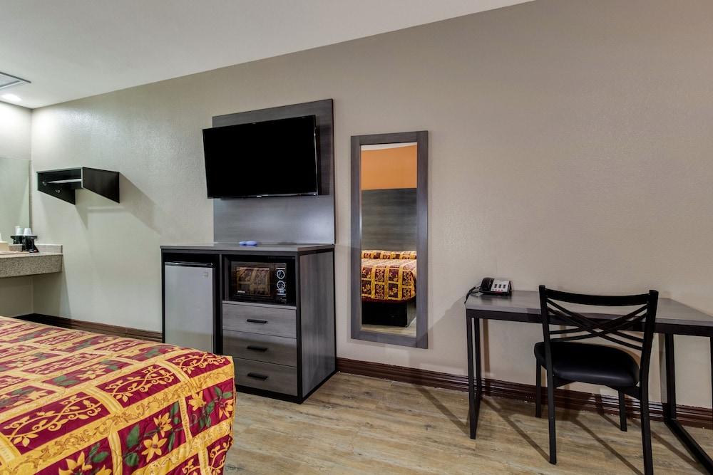 Executive Inn & Suites photo 3