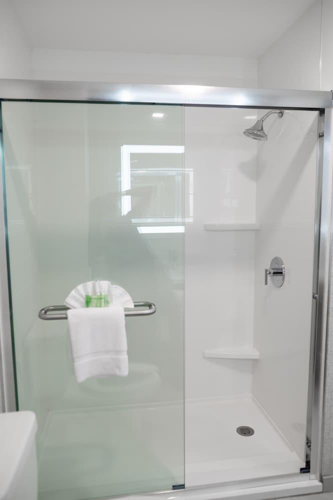 Holiday Inn Express & Suites Lake Forest by IHG photo 48