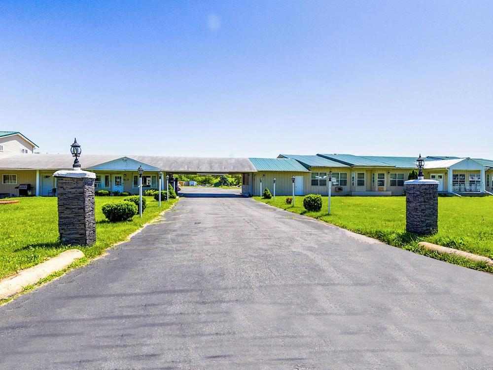 Country Hearth Inn & Suites By OYO Sturgis photo 1