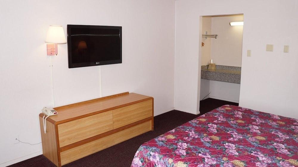 Travelers Inn photo 28