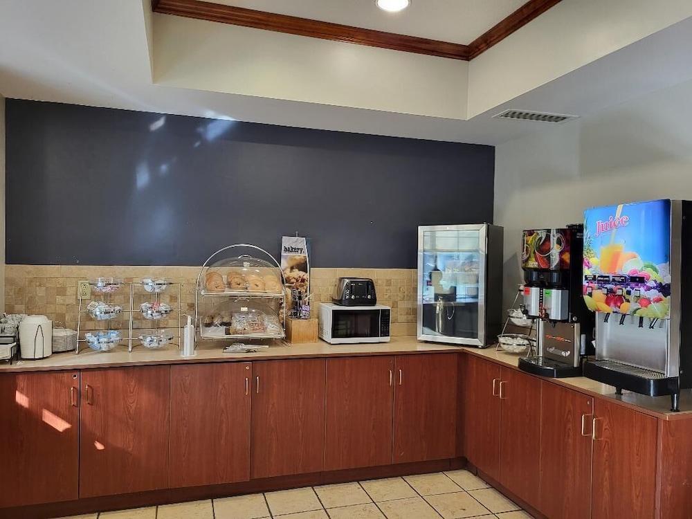 Starkville Inn & Suites photo 43