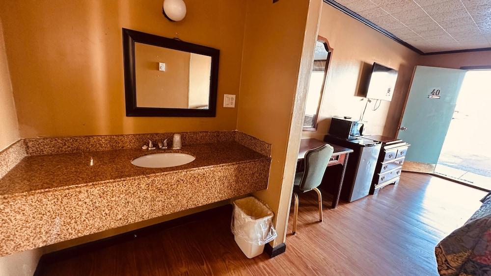 Curry’s Motel by OYO Saginaw MI photo 15