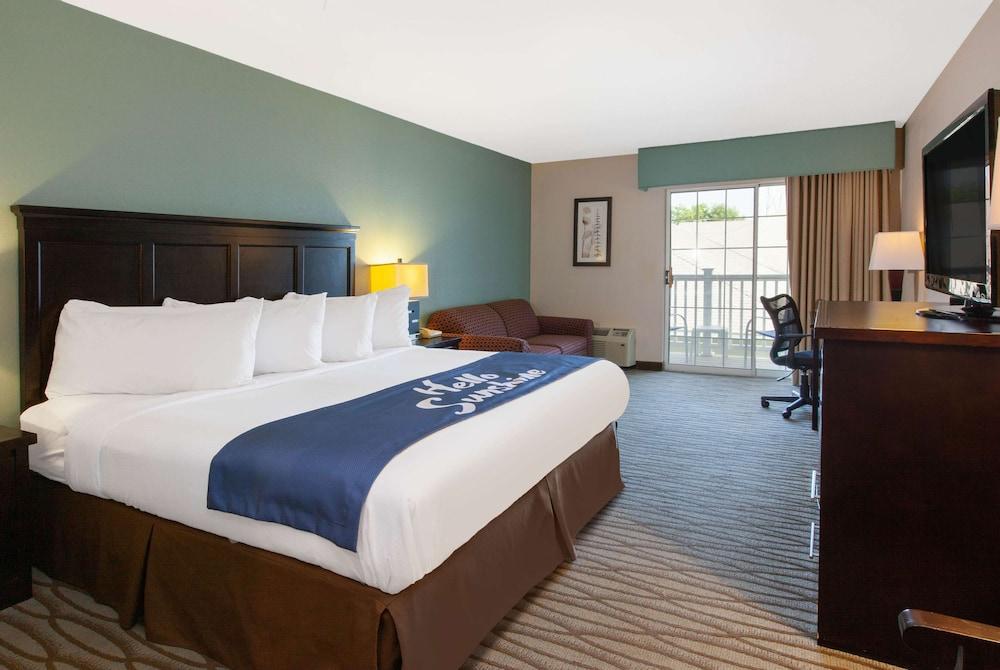 Days Inn by Wyndham Petoskey photo 9