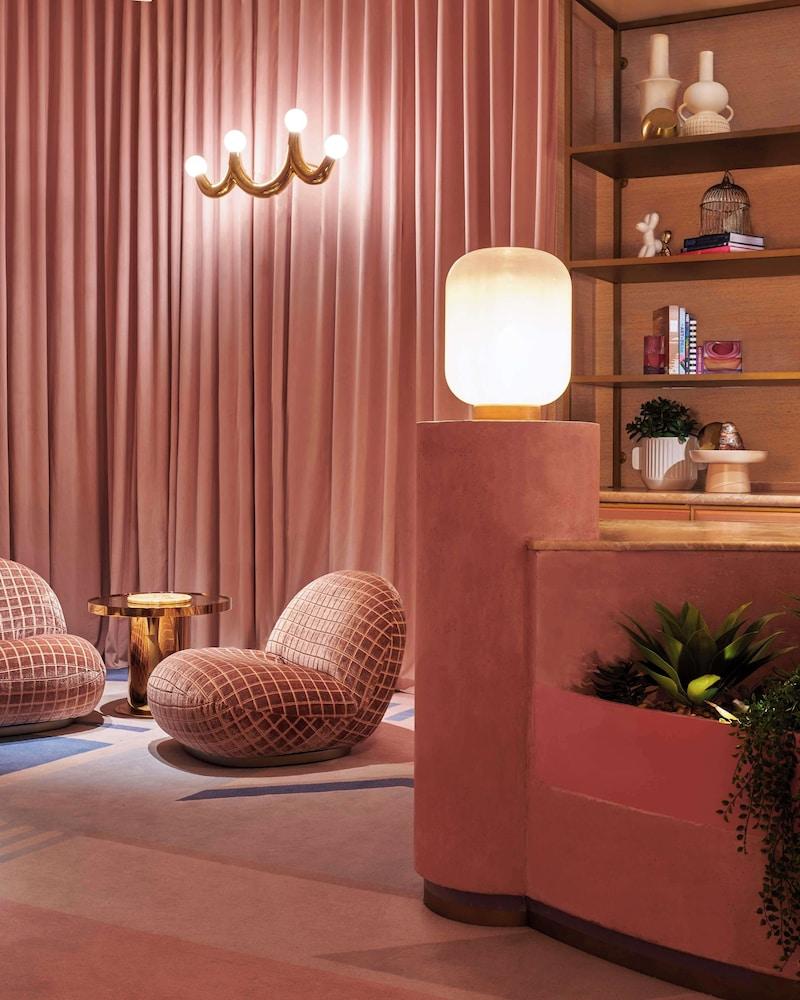 Virgin Hotel Las Vegas, Curio Collection by Hilton photo 8