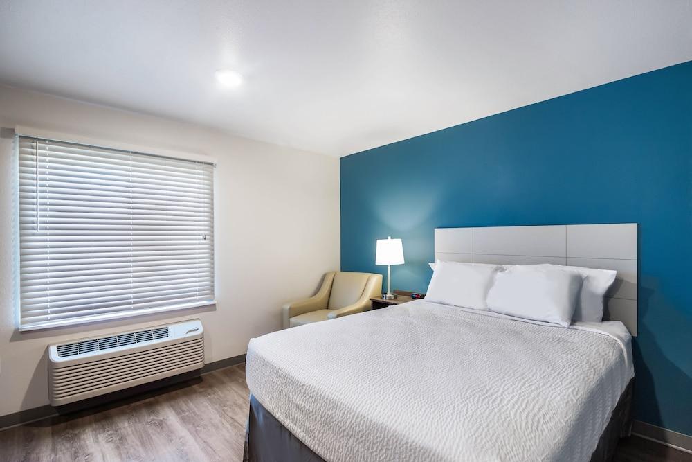 WoodSpring Suites Chicago Addison photo 10