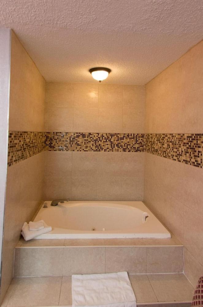 Scottish Inn and Suites photo 2